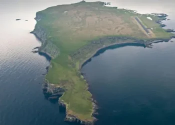 মাত্র ২০ জন মানুষ আর লক্ষ পাখির বসতি যে আর্কটিক দ্বীপে