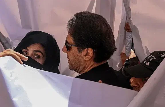 ইমরান ও বুশরার বিরুদ্ধে আল–কাদির ট্রাস্ট দুর্নীতি মামলায় রায় স্থগিত