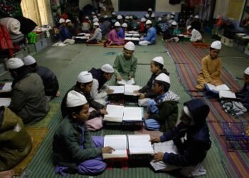 যেভাবে মাদ্রাসা নিয়ন্ত্রণ করতো আওয়ামী লীগ সরকার