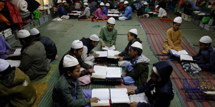 যেভাবে মাদ্রাসা নিয়ন্ত্রণ করতো আওয়ামী লীগ সরকার