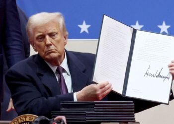 জন্মসূত্রে মার্কিন নাগরিকত্ব বাতিল করতে পারবেন ট্রাম্প?