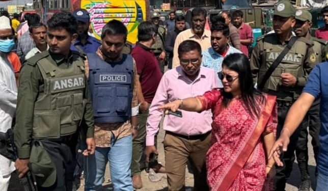 আনোয়ারায় যানজট নিরসনে রোড ডিভাইডার স্থাপন উপজেলা প্রশাসনের