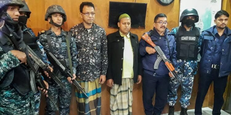 যৌথ বাহিনীর অভিযানে নোয়াখালীর হাতিয়ায় চিহ্নিত সন্ত্রাসীসহ ৫ জন আটক