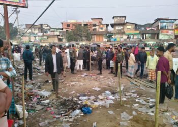 আনোয়ারায় ফুটপাত উচ্ছেদ অভিযান