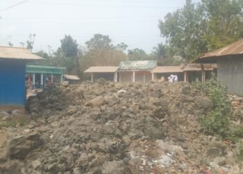 মিরসরাইয়ে মাটি ফেলে প্রবাসীর চলাচলের রাস্তা বন্ধ করে দিয়েছে দূর্বৃত্তরা