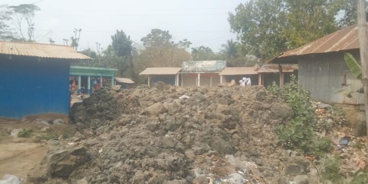 মিরসরাইয়ে মাটি ফেলে প্রবাসীর চলাচলের রাস্তা বন্ধ করে দিয়েছে দূর্বৃত্তরা
