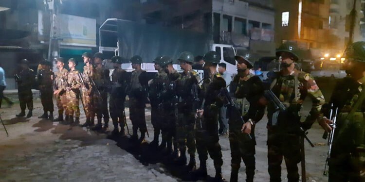 কুয়েটে হামলা : উত্তাল ঢাবি ক্যাম্পাস, পাল্টাপাল্টি বিক্ষোভ-সমাবেশ