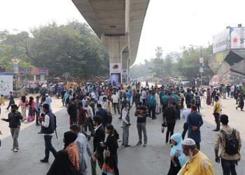 ৭ ঘণ্টা পর শাহবাগ থেকে সরলেন শহীদ পরিবারের সদস্যরা