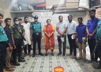 কর্ণফুলীতে ব্র্যান্ডের বোতলে পাম অয়েল ঢুকিয়ে বাজারজাত, জব্দ ৪ হাজার লিটার