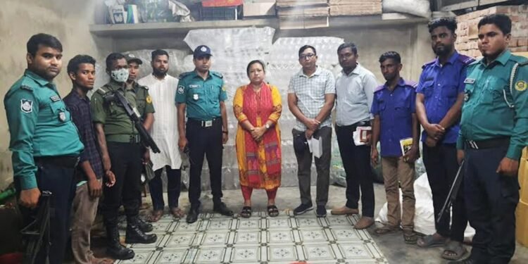 কর্ণফুলীতে ব্র্যান্ডের বোতলে পাম অয়েল ঢুকিয়ে বাজারজাত, জব্দ ৪ হাজার লিটার