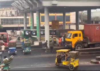 কর্ণফুলীর শাহ্ আমানত সেতুর টোলপ্লাজায় বেপরোয়া অটোরিক্সা চালক ভাইরাল ভিডিও