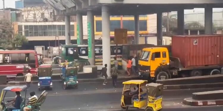 কর্ণফুলীর শাহ্ আমানত সেতুর টোলপ্লাজায় বেপরোয়া অটোরিক্সা চালক ভাইরাল ভিডিও