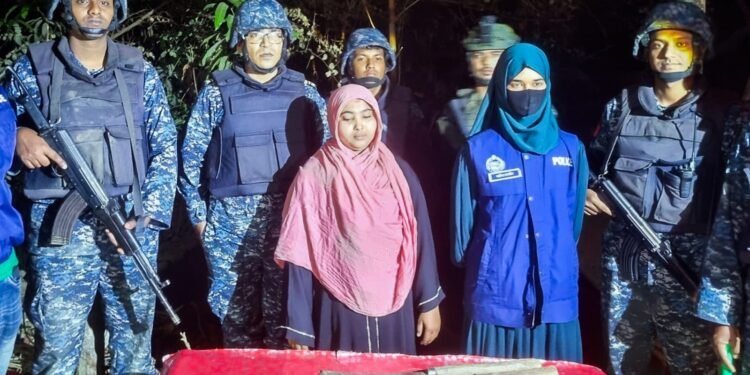 বাংলাদেশ নৌবাহিনী পরিচালিত যৌথ অভিযানে টেকনাফ থেকে কুখ্যাত ডাকাত আটক