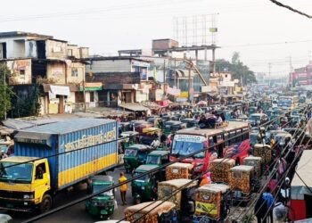 চট্টগ্রামের আনোয়ারা: সড়ক জুড়ে গাড়ির স্টেশন