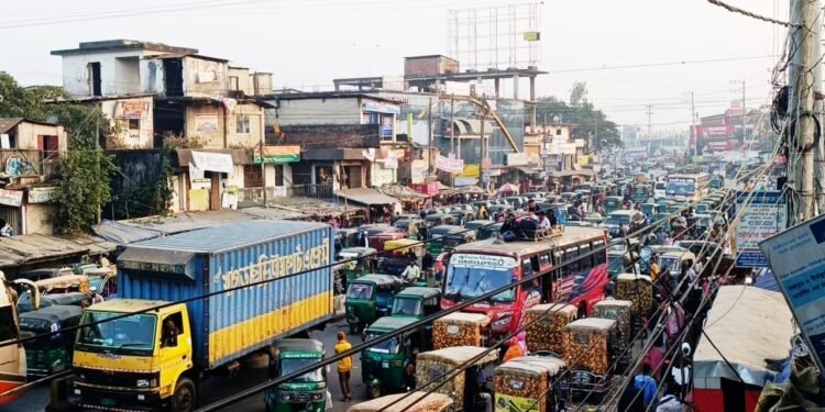চট্টগ্রামের আনোয়ারা: সড়ক জুড়ে গাড়ির স্টেশন