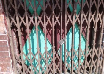 মিরসরাইয়ে বাবার বসত ঘরে তালা দিলো ছেলে