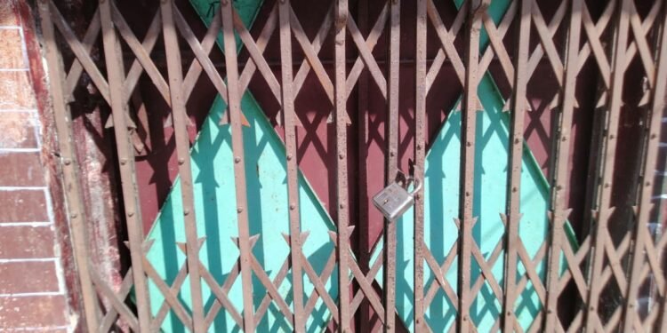 মিরসরাইয়ে বাবার বসত ঘরে তালা দিলো ছেলে