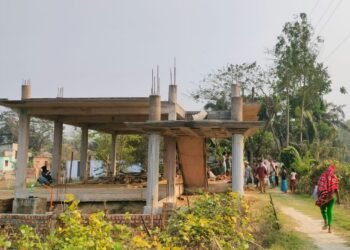 কর্ণফুলীতে সড়কে বাড়ি নির্মাণ, এলাকাবাসীর বাঁধা