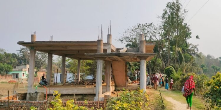 কর্ণফুলীতে সড়কে বাড়ি নির্মাণ, এলাকাবাসীর বাঁধা