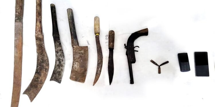 কক্সবাজারের টেকনাফে যৌথ অভিযানে অস্ত্রসহ কুখ্যাত মাদক ব্যবসায়ী আটক