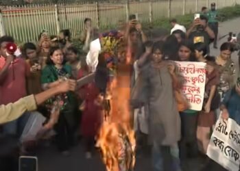 আইন না মেনে আমরা ‘মব’ কালচারকেই বেছে নিব?