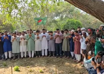 চব্বিশের অভ্যুত্থানে শহীদদের কবর জিয়ারতে এনসিপি’র নেতৃবৃন্দ