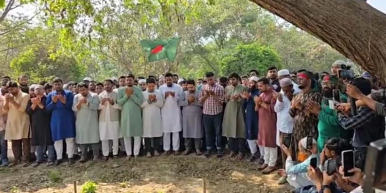 চব্বিশের অভ্যুত্থানে শহীদদের কবর জিয়ারতে এনসিপি’র নেতৃবৃন্দ