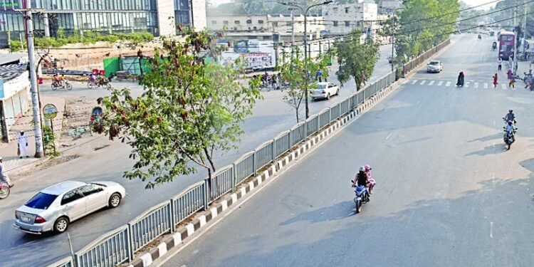 নাড়ীর টানে বাড়ি ফিরছে মানুষ, ঢাকা ফাঁকা