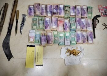 নৌবাহিনী ও কোস্ট গার্ডের যৌথ অভিযানে টেকনাফে দেশীয় অস্ত্রসহ বিপুল নগদ অর্থ জব্দ