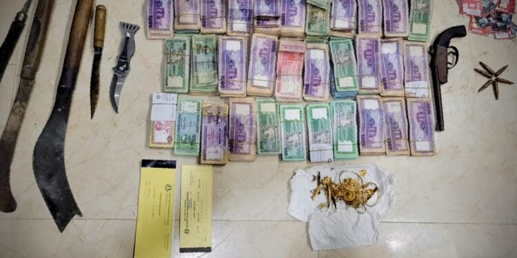 নৌবাহিনী ও কোস্ট গার্ডের যৌথ অভিযানে টেকনাফে দেশীয় অস্ত্রসহ বিপুল নগদ অর্থ জব্দ