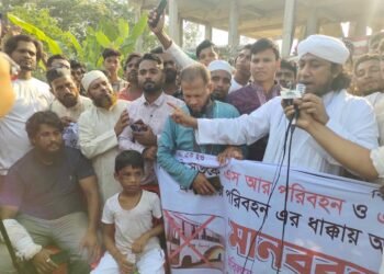 বেপরোয়া বাসের ধাক্কায় নিহত স্ত্রী, প্রতিবাদে সড়কে আহত স্বামী-সন্তান