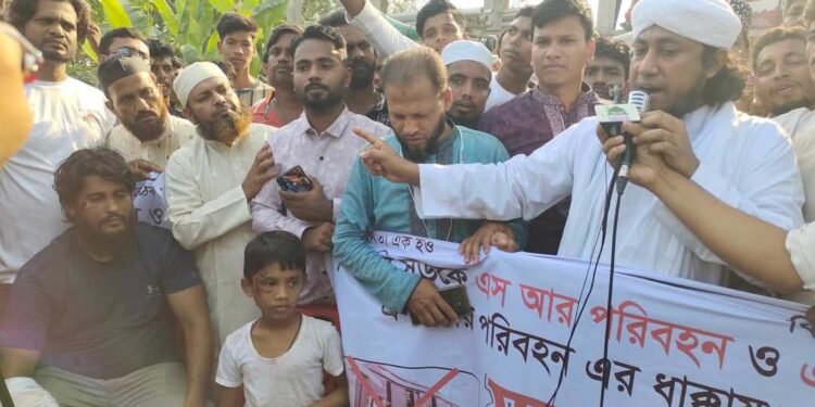 বেপরোয়া বাসের ধাক্কায় নিহত স্ত্রী, প্রতিবাদে সড়কে আহত স্বামী-সন্তান