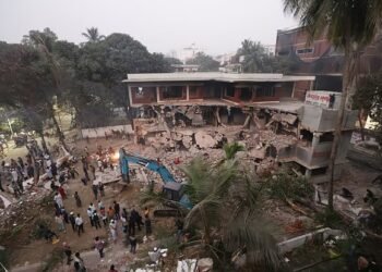 ধানমন্ডি ৩২ নম্বরে ফুল দিতে গিয়ে ৪ জন গ্রেপ্তার, সন্ত্রাসবিরোধী আইনে মামলা