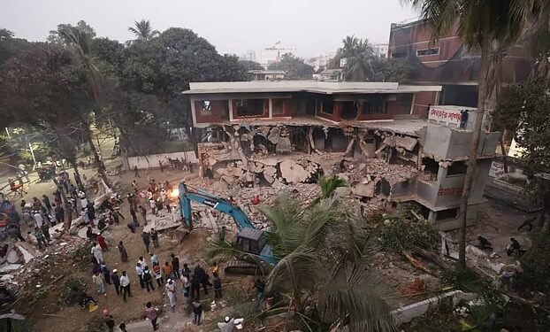 ধানমন্ডি ৩২ নম্বরে ফুল দিতে গিয়ে ৪ জন গ্রেপ্তার, সন্ত্রাসবিরোধী আইনে মামলা